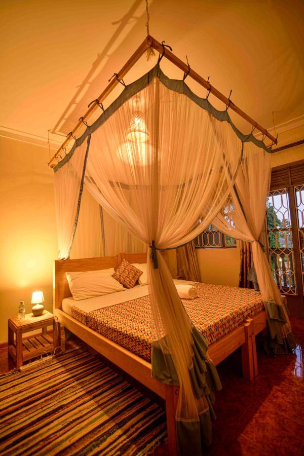Cycad Entebbe Guest House Exteriör bild
