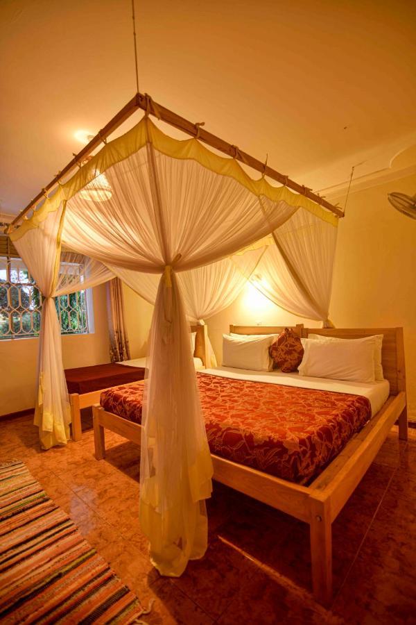 Cycad Entebbe Guest House Exteriör bild