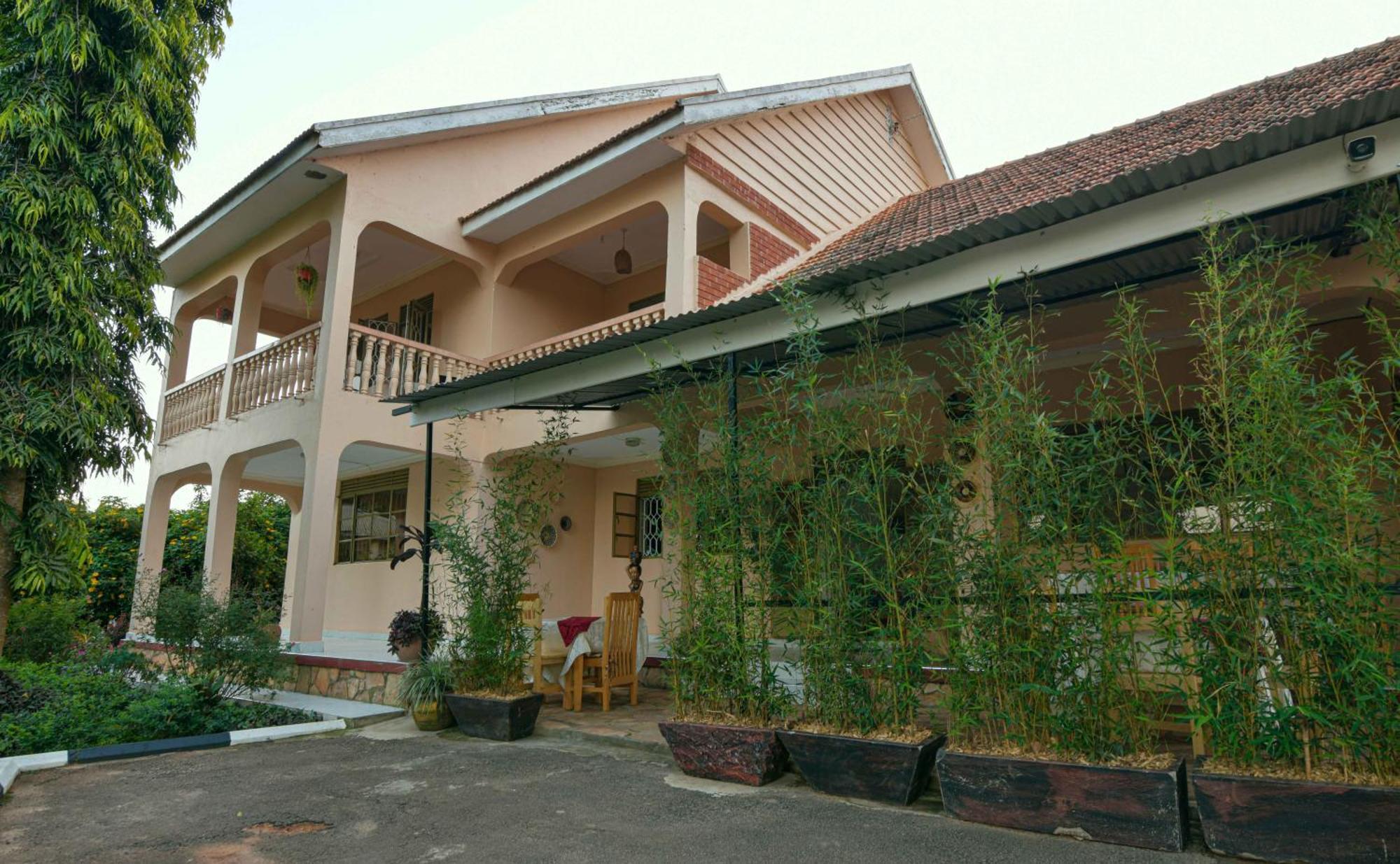 Cycad Entebbe Guest House Exteriör bild